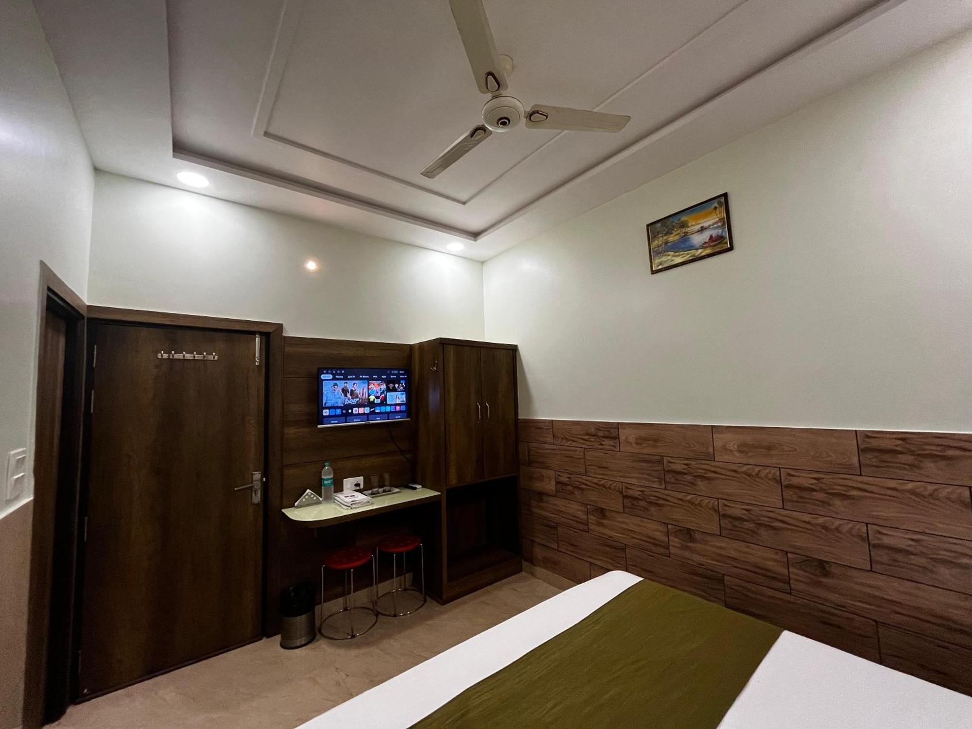 Taj Nice Point Manage By Taj Sunrise Group Agra  Exteriör bild